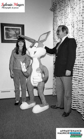 Personnes avec une mascotte