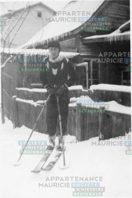 Skieur derrière une maison