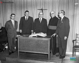 004 - Groupe d'hommes
