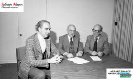 Hommes à un bureau