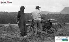 Personnes près d'une motocross