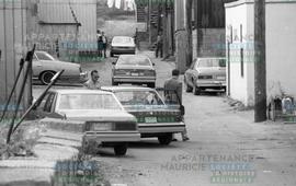 Voitures dans une ruelle