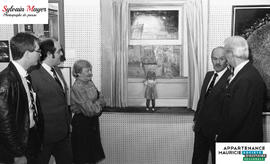 Personnes discutant devant un tableau