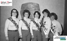 Femmes avec des banderoles