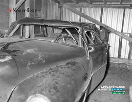 003 - Voiture accidentée dans un garage