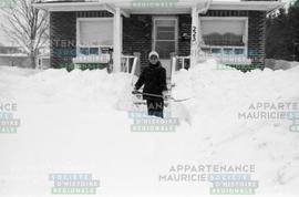 Hiver - Mme Lucille Charette pelte son entrée suite à la tempête