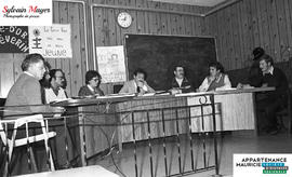 Personnes autour d'une table