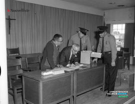 001 - Deux hommes et deux policiers