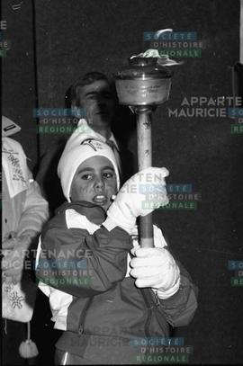 Enfant tenant la flamme olympique