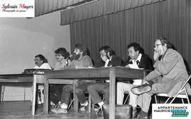 Personnes assises derrière une table