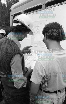 Personnes regardant un plan
