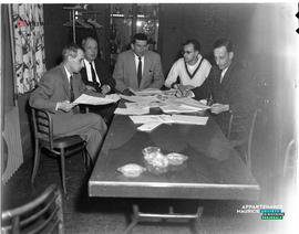 001 - Groupe d'hommes à une table