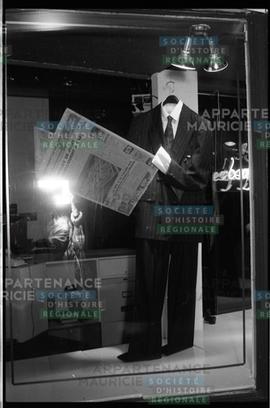 Mannequin dans une vitre