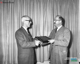 001 - Remise d'une plaque souvenir