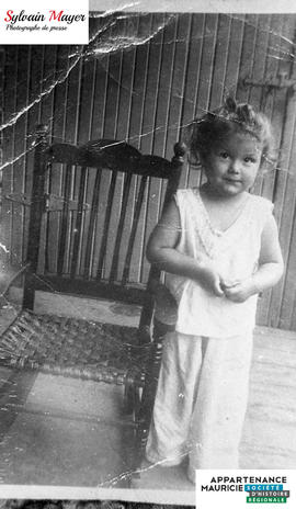 Enfant à côté d'une chaise