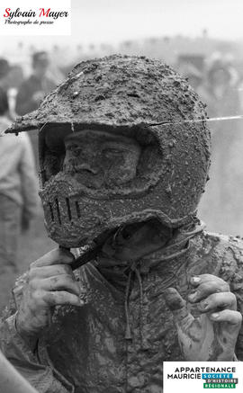 Pilote couvert de boue