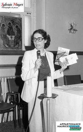 Femme tenant des livres