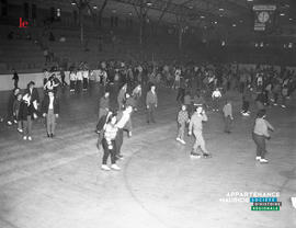 001 - Une foule patine.