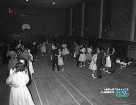 011 - Bal dans un gymnase