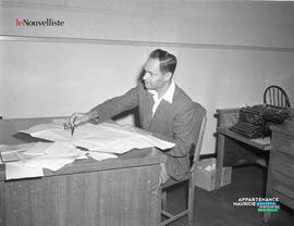 003 - Homme bureau
