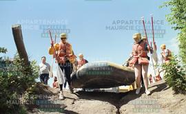 Groupe transportant un bateau