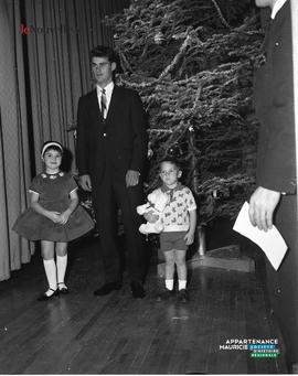 001 - Un homme et deux enfants