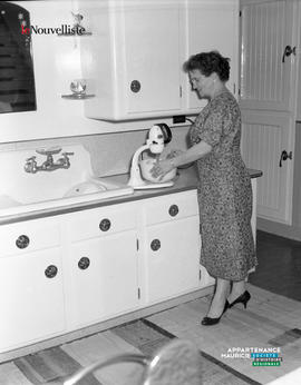 005 - Femme dans une cuisine