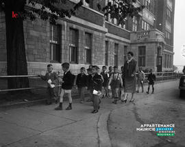 002 - Groupe d'élèves devant l'école