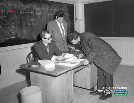 003 - Hommes à un bureau de classe