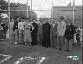 001 - Hommes sur un terrain de baseball