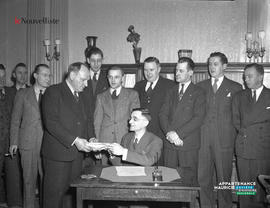 004 - Groupe d'hommes