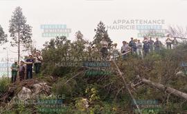 Plusieurs personnes en haut d'une colline