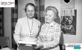 Femmes regardant une plaque
