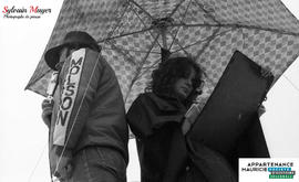 Personnes sous un parasol