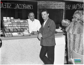 001 - Homme au comptoir