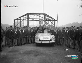 001 - Voiture et groupe de personnes