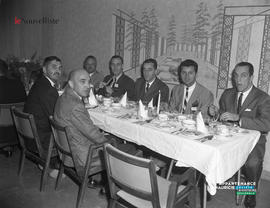 001 - Hommes à une table