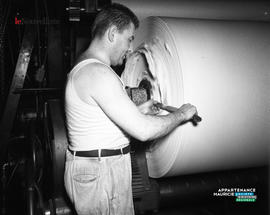 001 - Homme et machine à papier