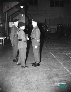001 - Remise d'une médaille