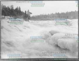 "Frozen spray on a small rock." -1900- Une vue des chûtes- Shawinigan- en hiver.
