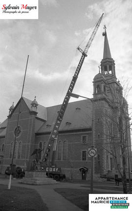 Grue près d'une église