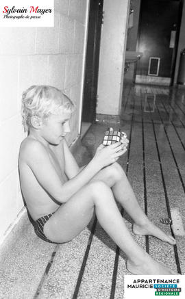 Enfant avec un cube Rubik's