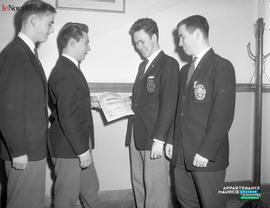 001 - Quatre hommes