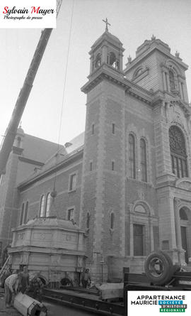 Personnes près d'une église