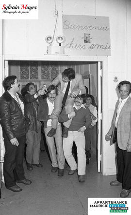 Personne soulevé par d'autres