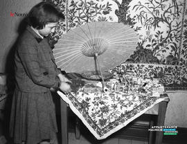 003 - Femme qui regarde un tapis