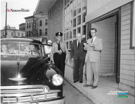 003 - Hommes sur le trottoir