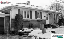 Maison avec des fenêtres endommagées