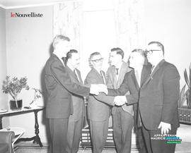 008 - Groupe d'hommes
