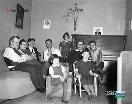 015 - Personnes dans un salon